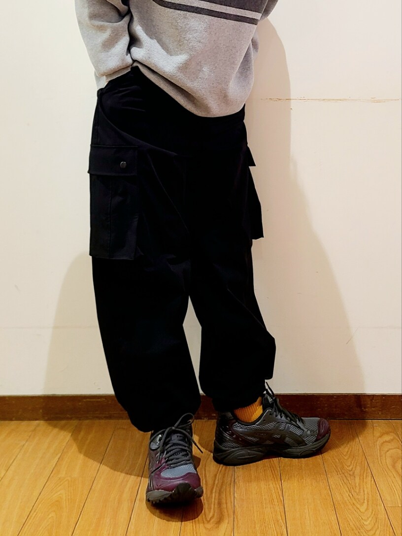 ブラック系のカーゴパンツを着用したメンズの冬コーディネートの9枚目の写真