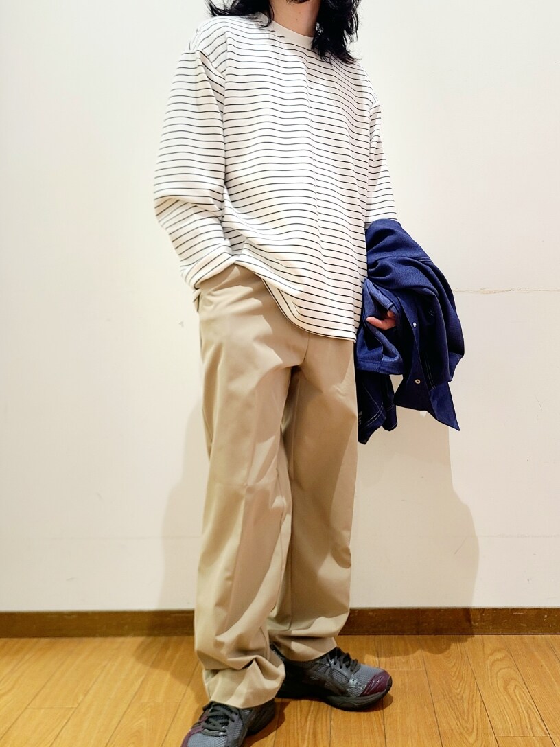 ブラック系のTシャツ/カットソー、ブルー系のブルゾン、ベージュ系のその他パンツを着用したメンズの春コーディネートの7枚目の写真