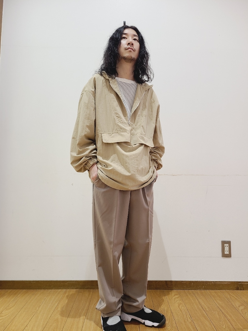 ベージュ系のナイロンジャケット、ホワイト系のTシャツ/カットソー、ベージュ系のその他パンツを着用したメンズの秋コーディネートの7枚目の写真