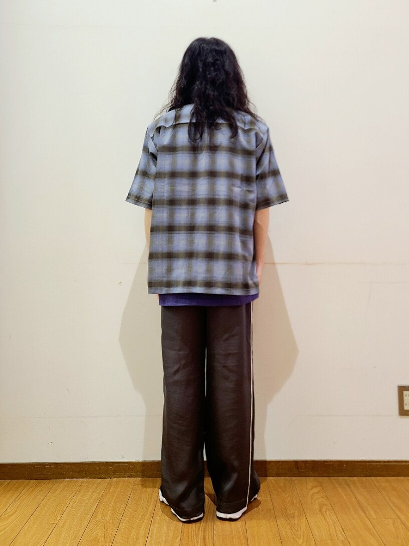 ブルー系のTシャツ/カットソー、ブルー系のシャツ/ブラウス、ブラック系のスニーカーを着用したメンズの夏コーディネートの3枚目の写真