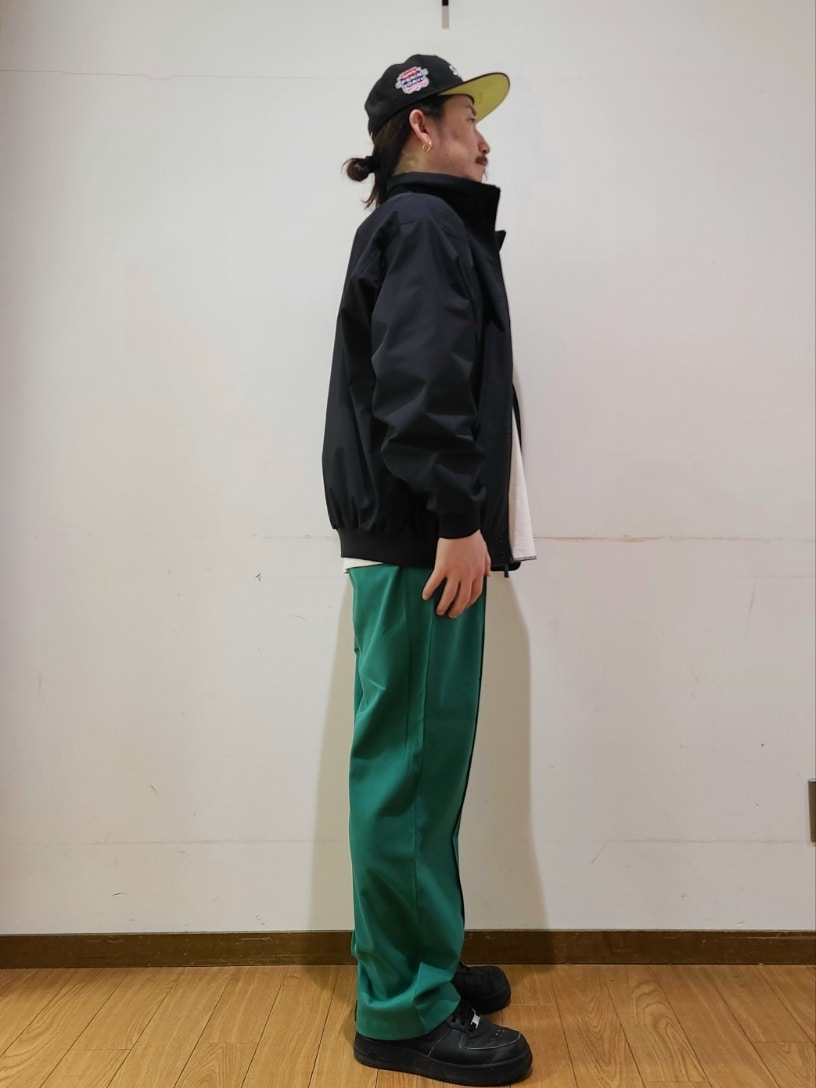 ホワイト系のTシャツ/カットソー、グリーン系のその他パンツを着用したメンズの冬コーディネートの3枚目の写真