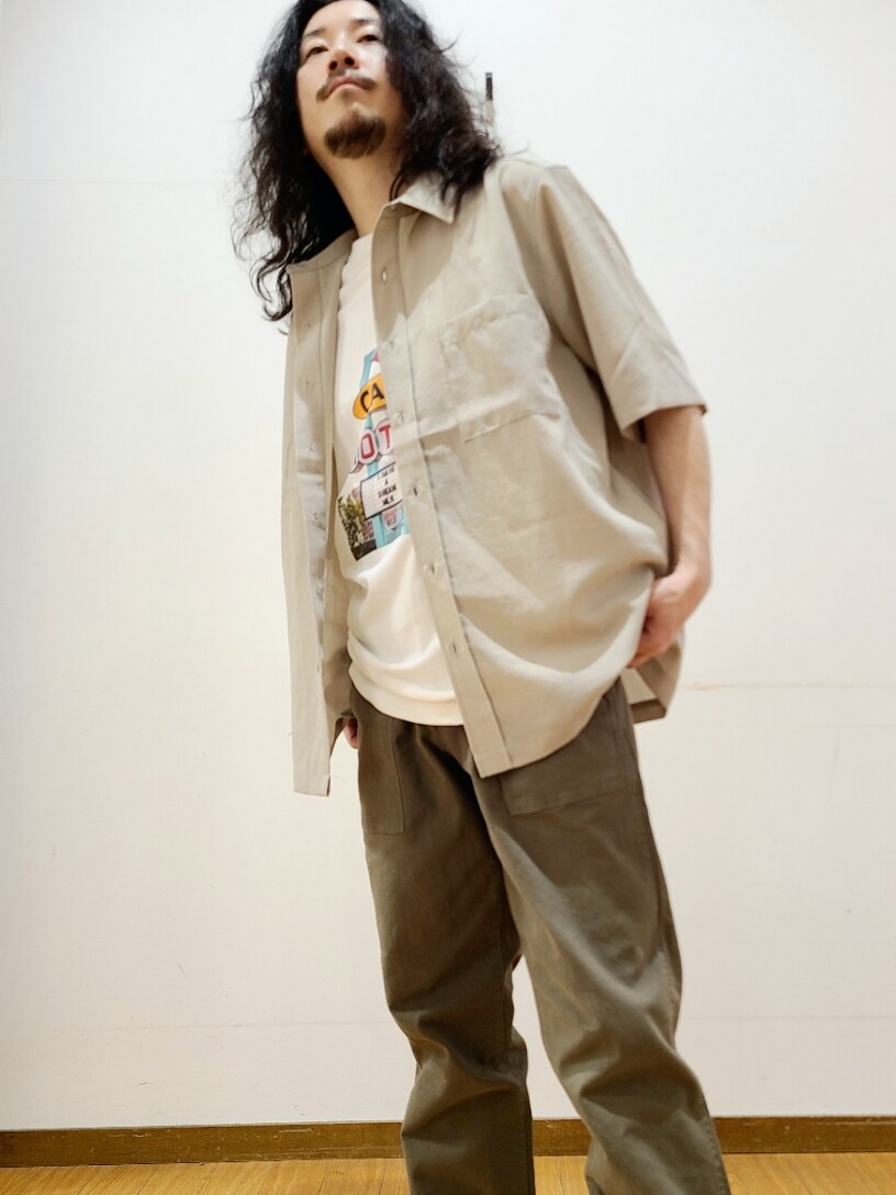 ベージュ系のシャツ/ブラウス、グリーン系のその他パンツ、その他のTシャツ/カットソーを着用したメンズの春コーディネートの6枚目の写真