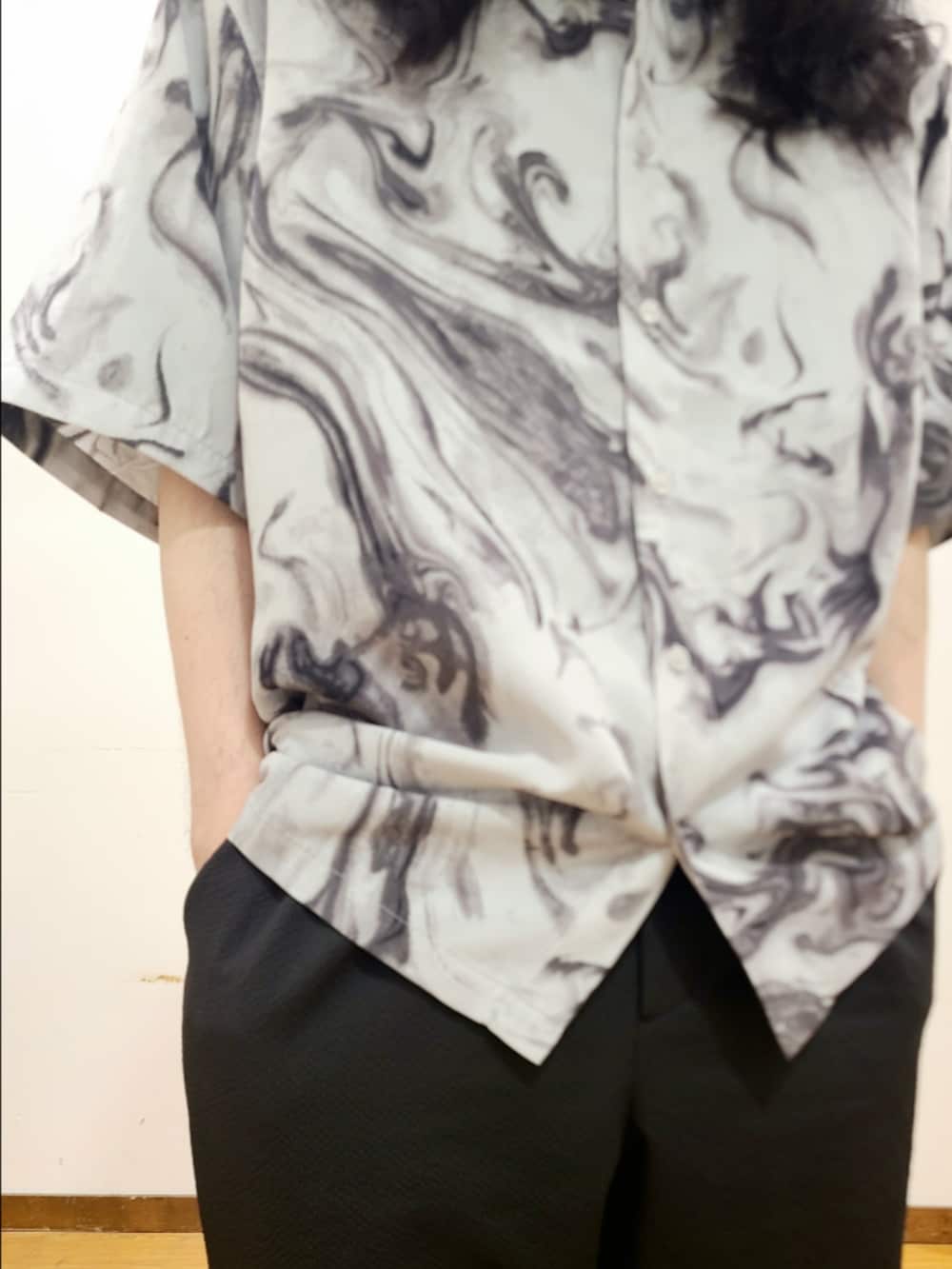 ブラック系のTシャツ/カットソー、ホワイト系のシャツ/ブラウス、ブラック系のその他パンツを着用したメンズの夏コーディネートの6枚目の写真