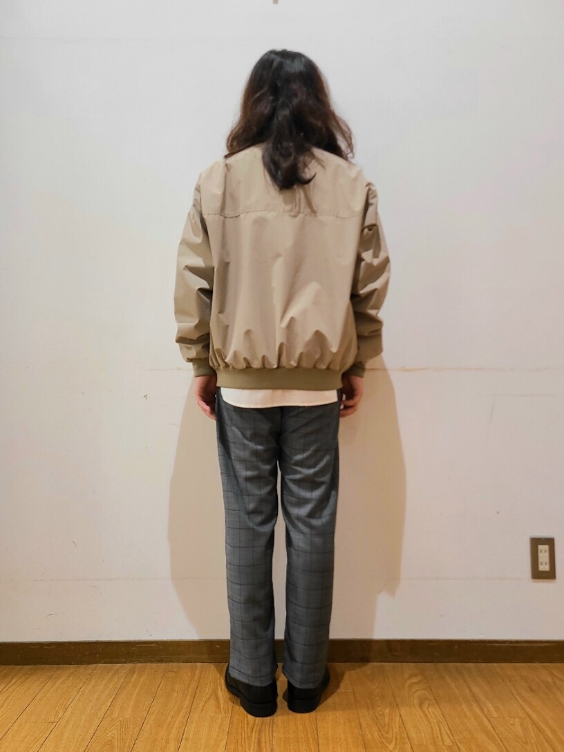 「低身長、低身長コーデ、ITEMS URBANRESEARCH、アイテムズアーバンリサーチ、ワイドパンツ、白シャツ、チェックパンツ、ウィンドウペン、スタンドカラー、ブルゾン、スラックス、トラッド、おでかけコーデ」｜「ITEMS URBANRESEARCHのスタンドカラー ZIP UP ブルゾン（ブルゾン、グレー系）」を使った、アライタカノリさん（メンズ・164cm）の春コーディネートの3枚目の写真