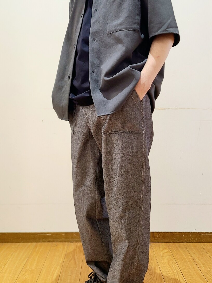 ブラック系のTシャツ/カットソー、グレー系のシャツ/ブラウス、グレー系のその他パンツを着用したメンズの夏コーディネートの5枚目の写真