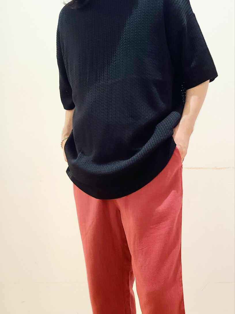 ブラック系のニット/セーター、ブラック系のTシャツ/カットソー、レッド系のその他パンツを着用したメンズの夏コーディネートの4枚目の写真