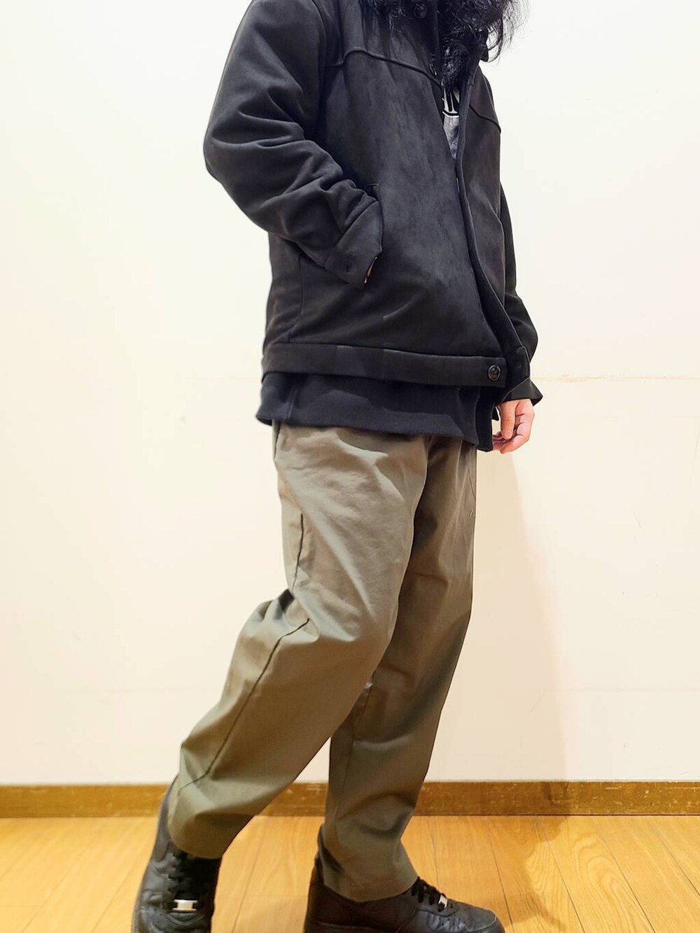 グリーン系のその他パンツ、ブラック系のスウェット、ブラック系のその他アウターを着用したメンズの冬コーディネートの8枚目の写真