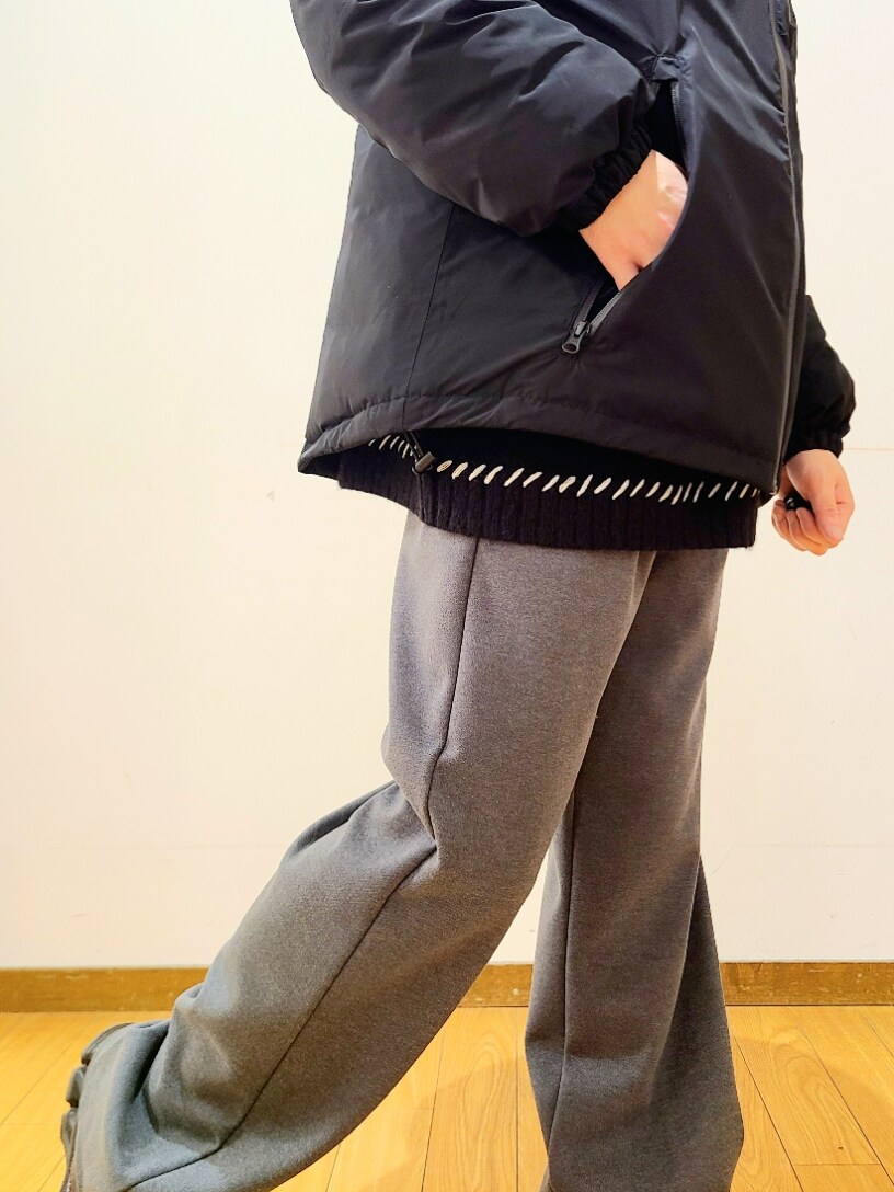 ブラック系のニット/セーター、ブラック系のダウンジャケット/コート、グレー系のその他パンツを着用したメンズの冬コーディネートの6枚目の写真