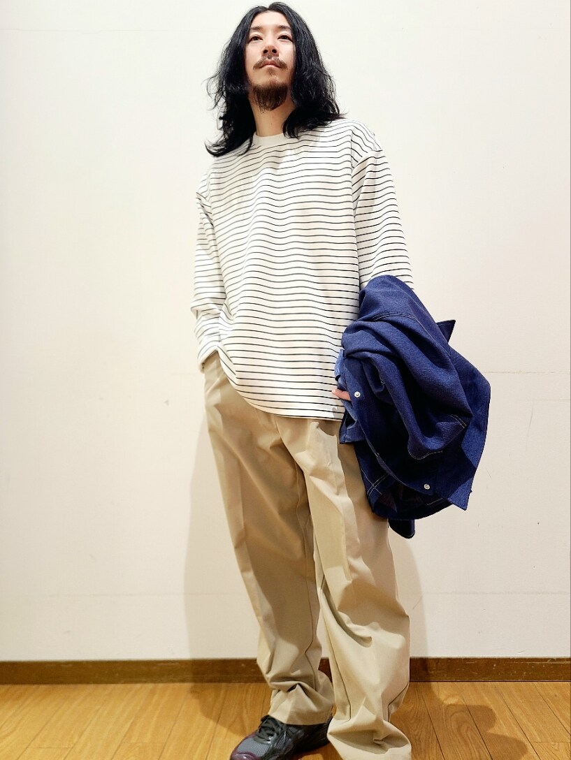 ブラック系のTシャツ/カットソー、ブルー系のブルゾン、ベージュ系のその他パンツを着用したメンズの春コーディネートの6枚目の写真