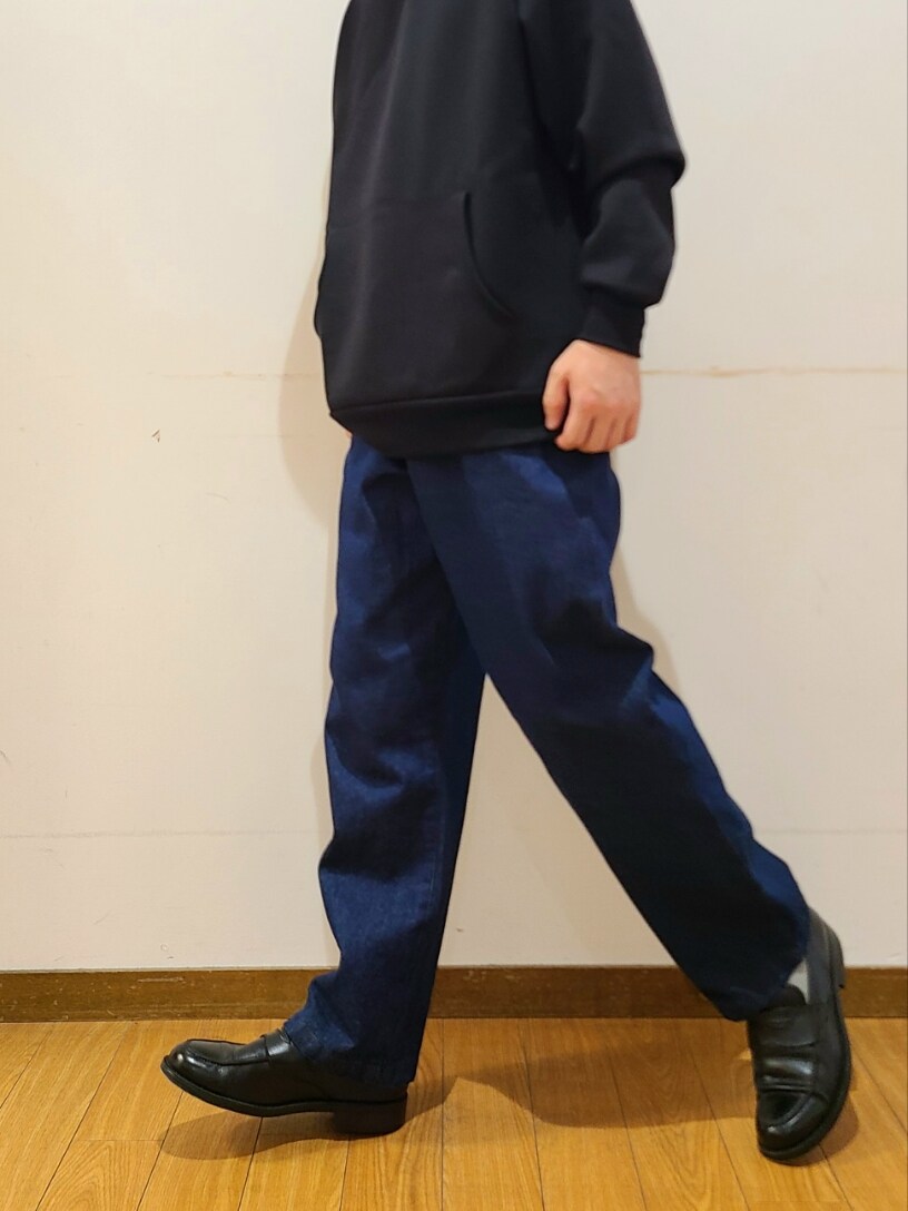 ブラック系のパーカー、ブルー系のデニムパンツを着用したメンズの秋コーディネートの7枚目の写真
