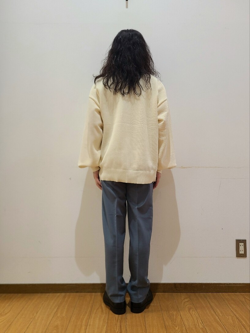 ホワイト系のTシャツ/カットソー、グリーン系のその他パンツを着用したメンズの秋コーディネートの3枚目の写真