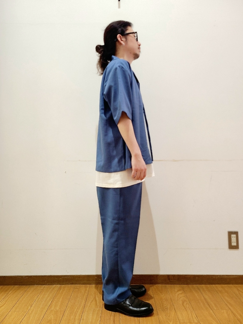 ブルー系のTシャツ/カットソー、ブルー系のセットアップ、ブラック系のメガネを着用したメンズの夏コーディネートの2枚目の写真