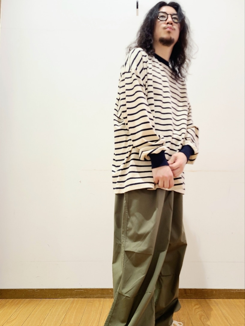 ブルー系のTシャツ/カットソー、グリーン系のカーゴパンツ、ブラウン系のメガネを着用したメンズの春コーディネートの4枚目の写真