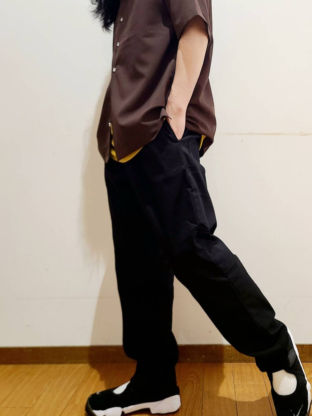 ブラック系のその他パンツ、ブラウン系のシャツ/ブラウスを着用したメンズの夏コーディネートの4枚目の写真