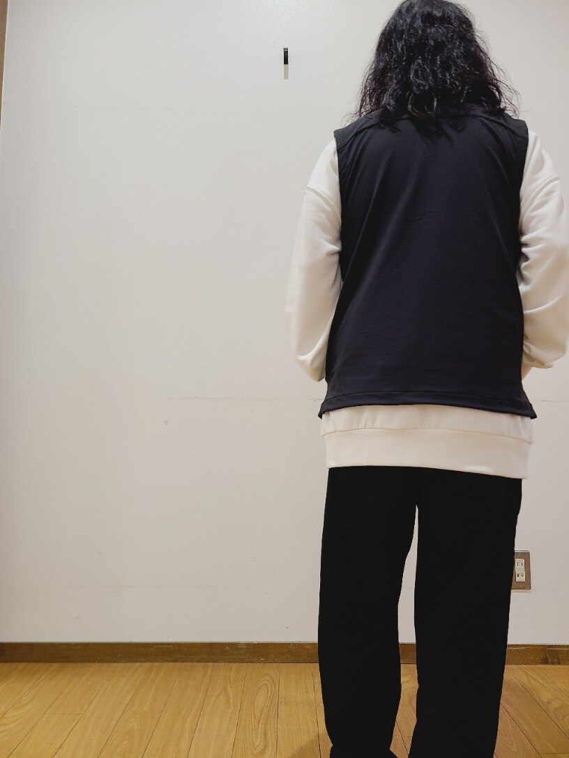 ホワイト系のスウェット、ブラック系のその他パンツを着用したメンズの秋コーディネートの8枚目の写真