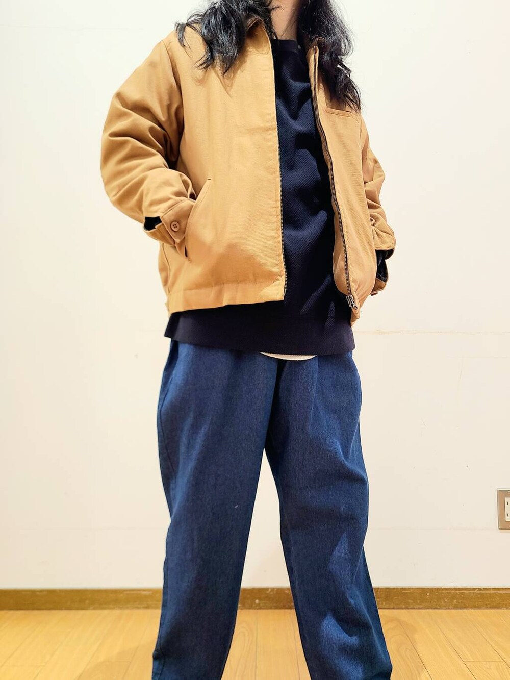 イエロー系のその他アウター、ブラック系のスニーカー、ブルー系のその他パンツを着用したメンズの冬コーディネートの8枚目の写真