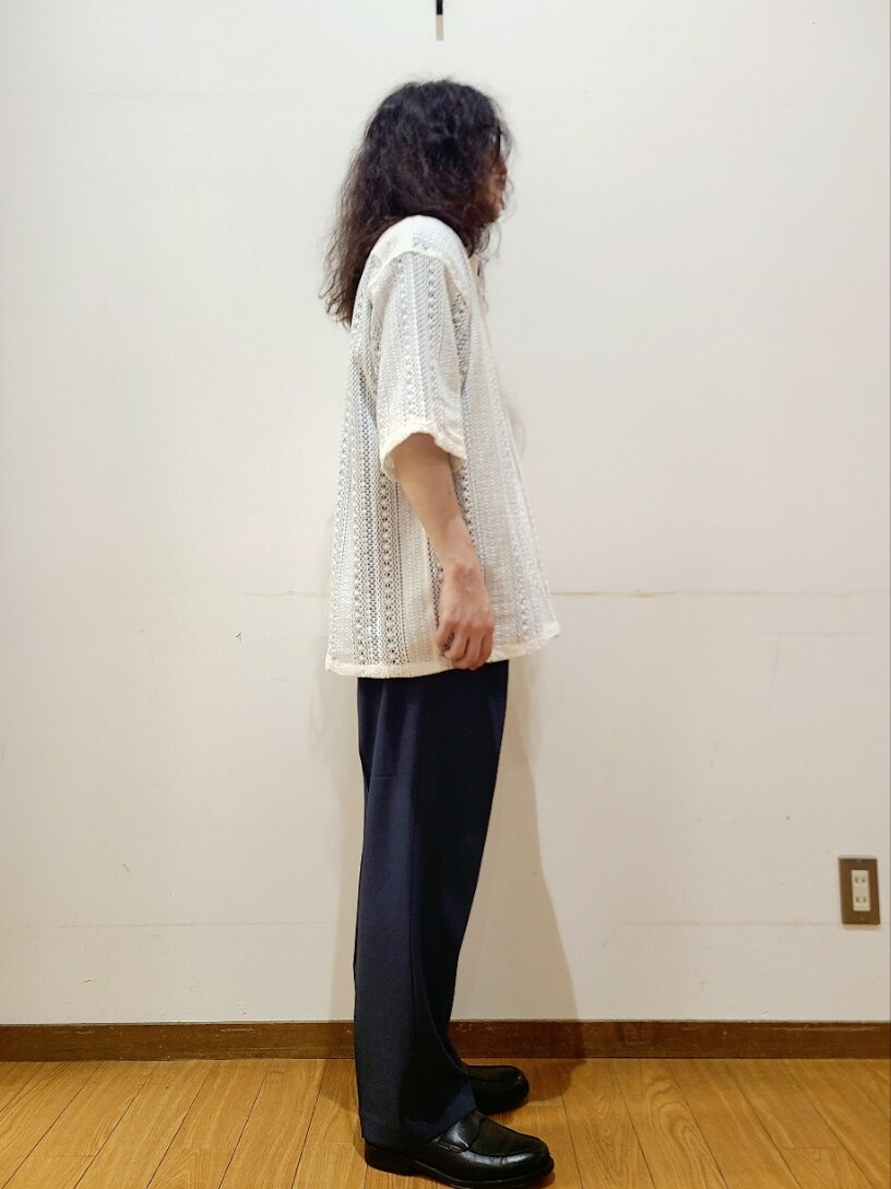 ホワイト系のシャツ/ブラウス、ブルー系のTシャツ/カットソー、ブルー系のスラックスを着用したメンズの夏コーディネートの2枚目の写真