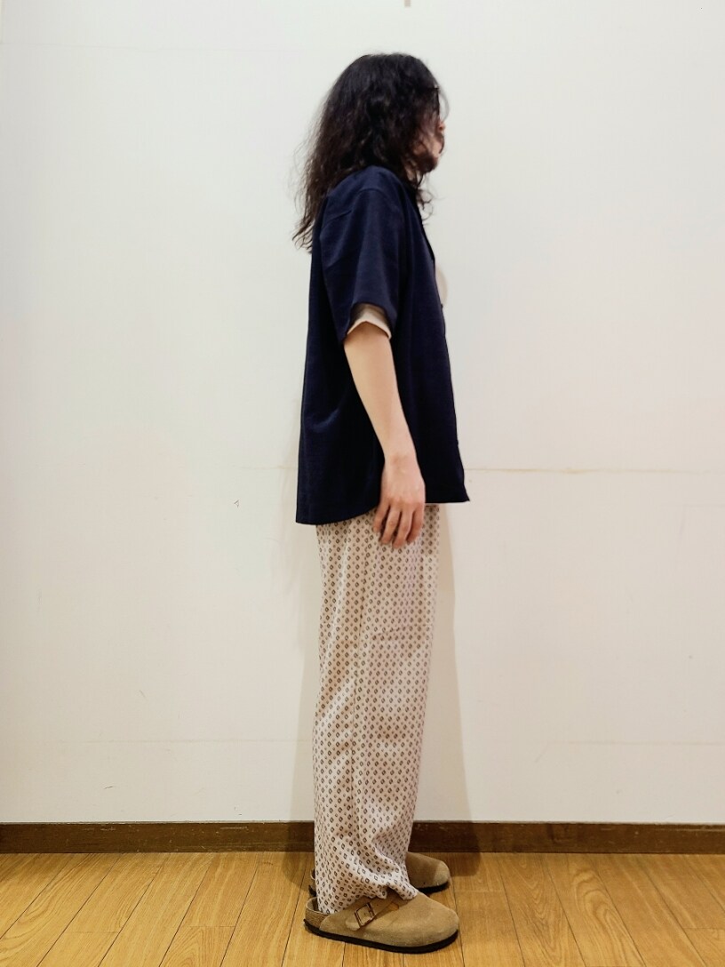 ブルー系のシャツ/ブラウス、ホワイト系のTシャツ/カットソー、ベージュ系のスラックスを着用したメンズの夏コーディネートの3枚目の写真