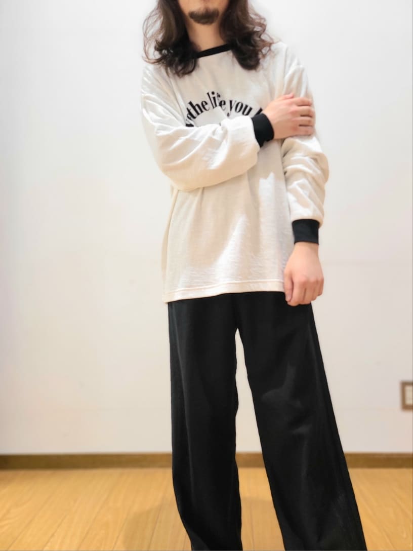 ホワイト系のTシャツ/カットソー、ブラック系のその他パンツ、グレー系のメガネを着用したメンズの春コーディネートの6枚目の写真