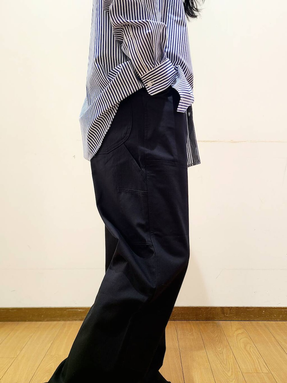 ブルー系のシャツ/ブラウス、ブラック系のその他パンツを着用したメンズの冬コーディネートの7枚目の写真