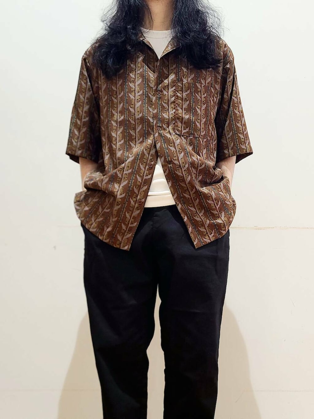 ブラック系のその他パンツ、ホワイト系のTシャツ/カットソー、ブラウン系のシャツ/ブラウスを着用したメンズの春コーディネートの5枚目の写真