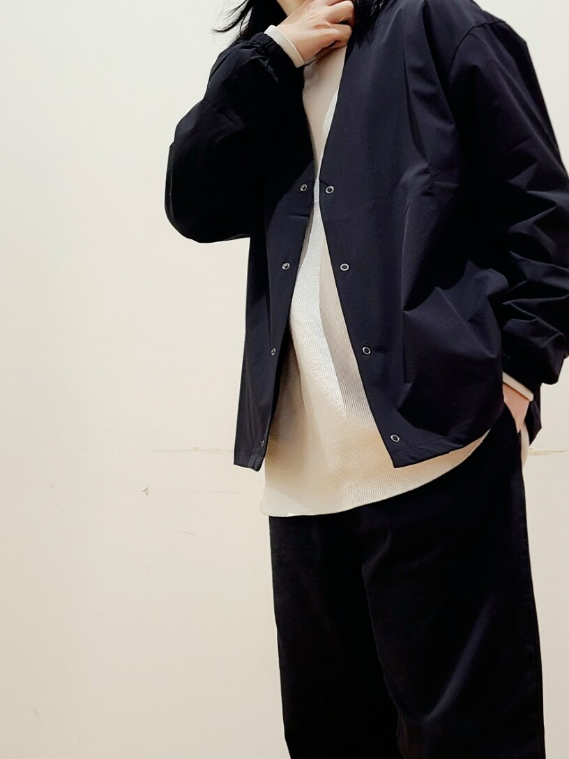 ブラック系のその他アウター、ブラック系のその他パンツ、ブラック系のキャップを着用したメンズの冬コーディネートの4枚目の写真