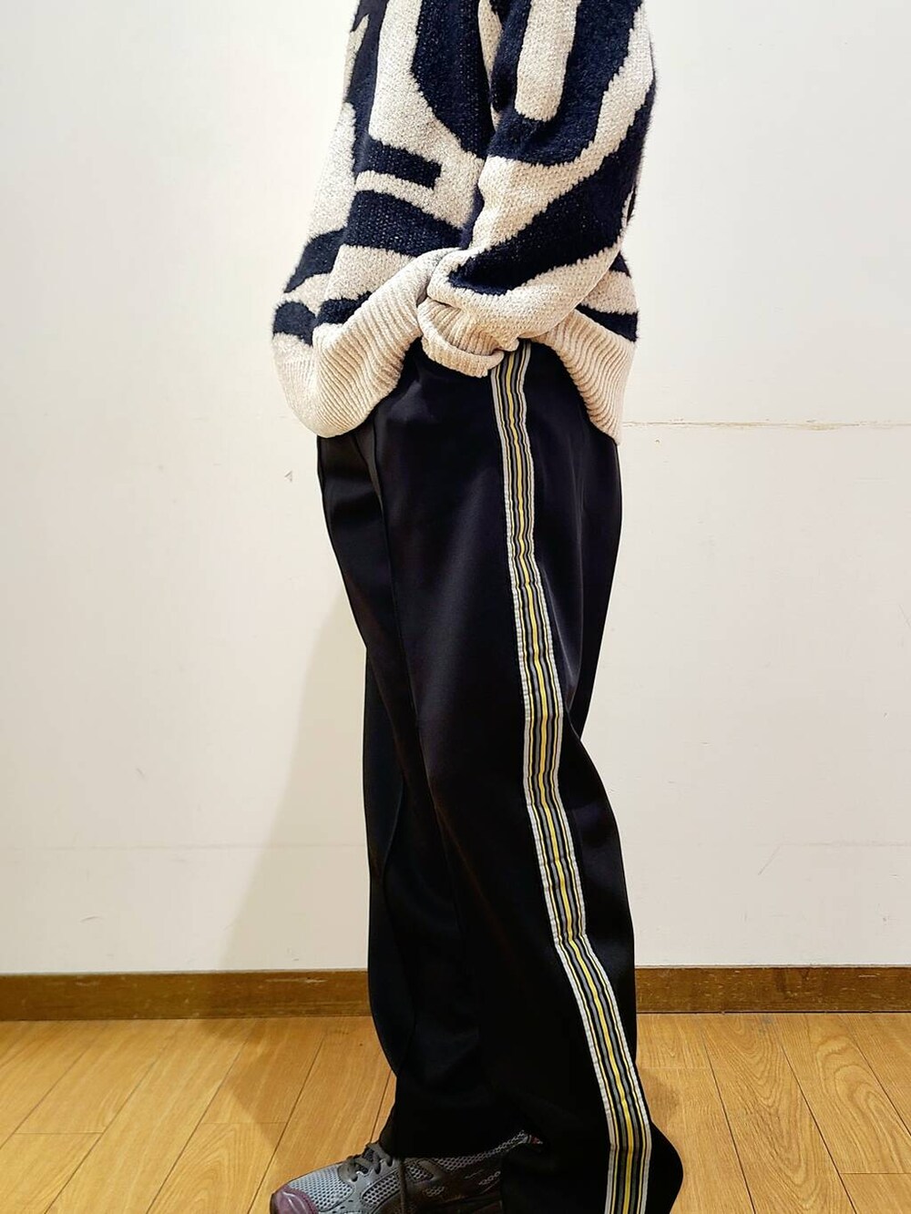 ブラック系のその他パンツ、ホワイト系のニット/セーターを着用したメンズの冬コーディネートの3枚目の写真