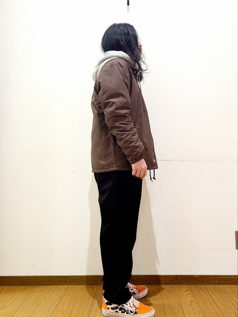 ブラウン系のブルゾン、ブラック系のその他パンツを着用したメンズの冬コーディネートの2枚目の写真