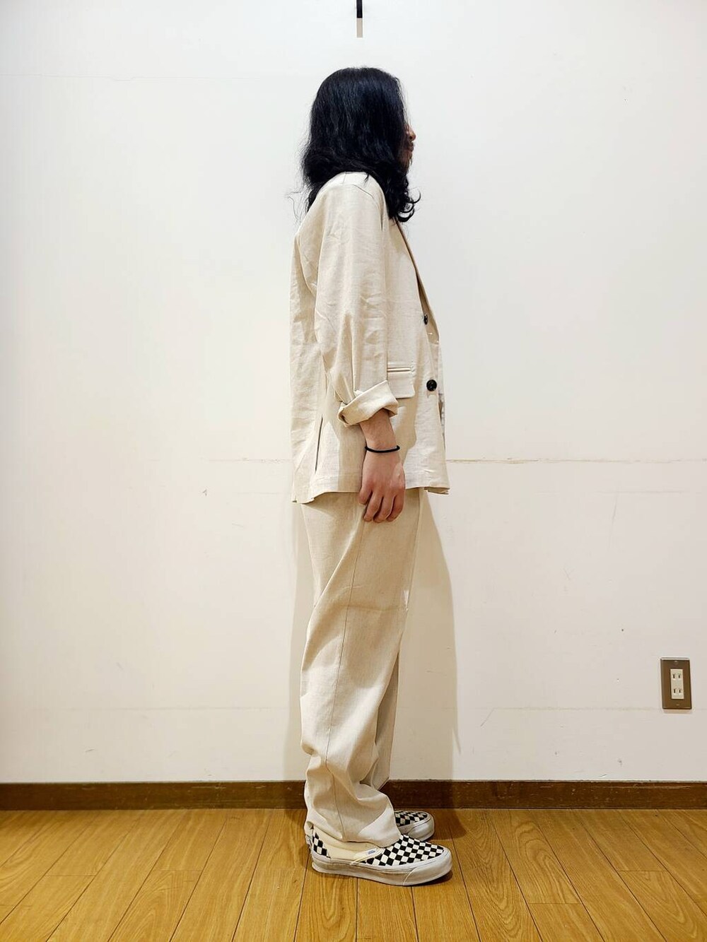 ホワイト系のTシャツ/カットソーを着用したメンズの夏コーディネートの2枚目の写真