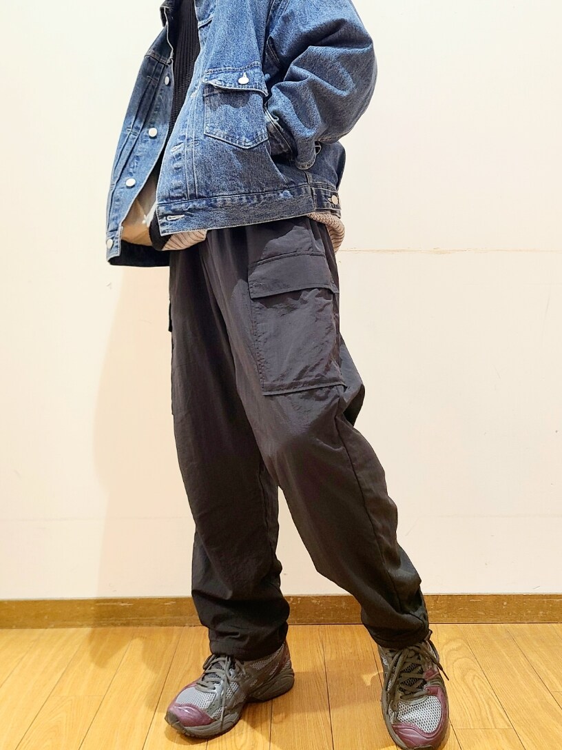 ブラック系のニット/セーター、ブラック系のその他パンツ、ブラック系のキャップを着用したメンズの秋コーディネートの5枚目の写真