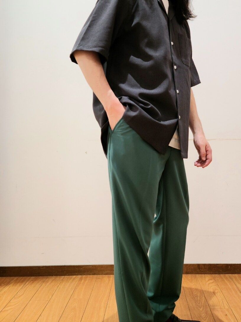グレー系のシャツ/ブラウス、ホワイト系のTシャツ/カットソー、グリーン系のその他パンツを着用したメンズの春コーディネートの4枚目の写真