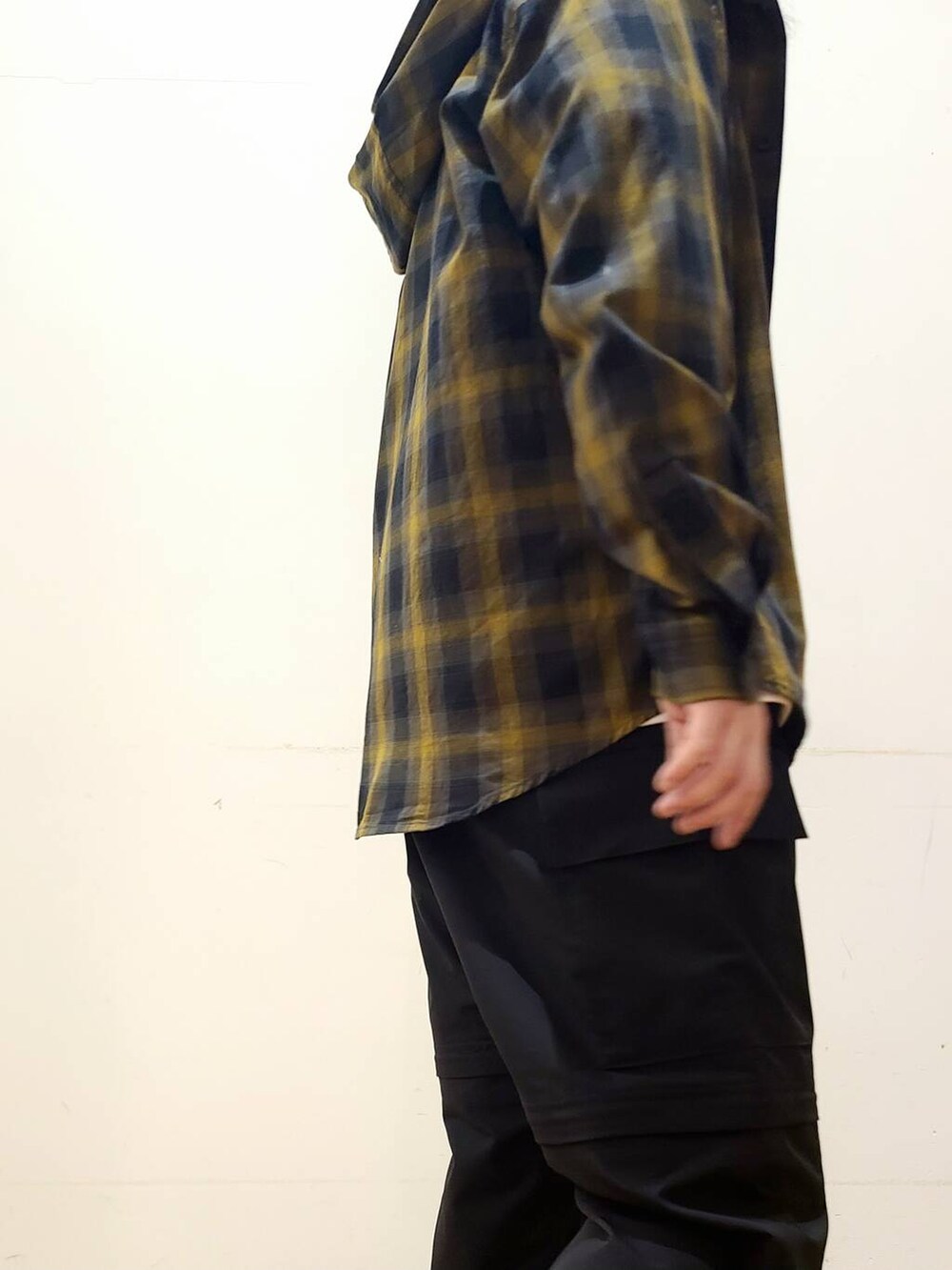 ブラック系のその他パンツ、ホワイト系のTシャツ/カットソー、ブラウン系のシャツ/ブラウスを着用したメンズの春コーディネートの6枚目の写真