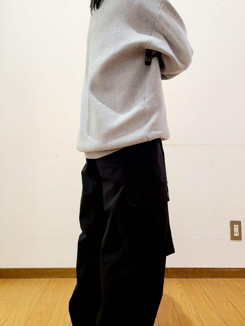 ブラック系のカーゴパンツを着用したメンズの冬コーディネートの7枚目の写真