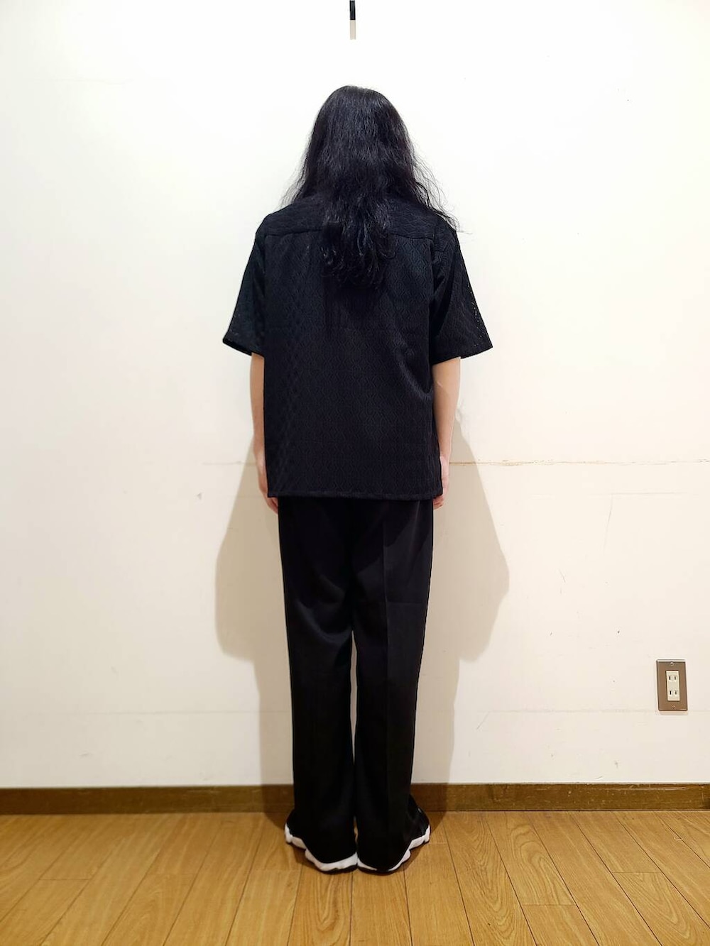 ブラック系のTシャツ/カットソー、ブラック系のその他パンツ、ブラック系のシャツ/ブラウスを着用したメンズの夏コーディネートの3枚目の写真