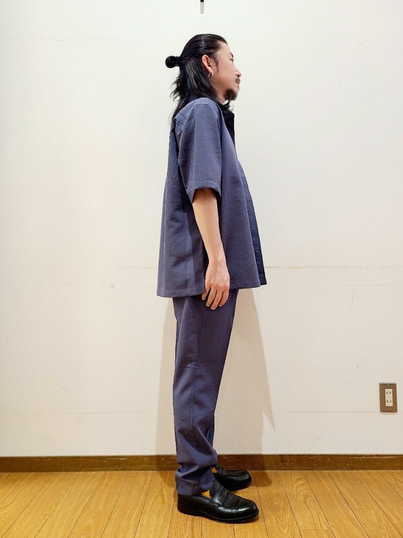 ブラック系のTシャツ/カットソー、ブルー系のシャツ/ブラウス、ブルー系のその他パンツを着用したメンズの春コーディネートの2枚目の写真