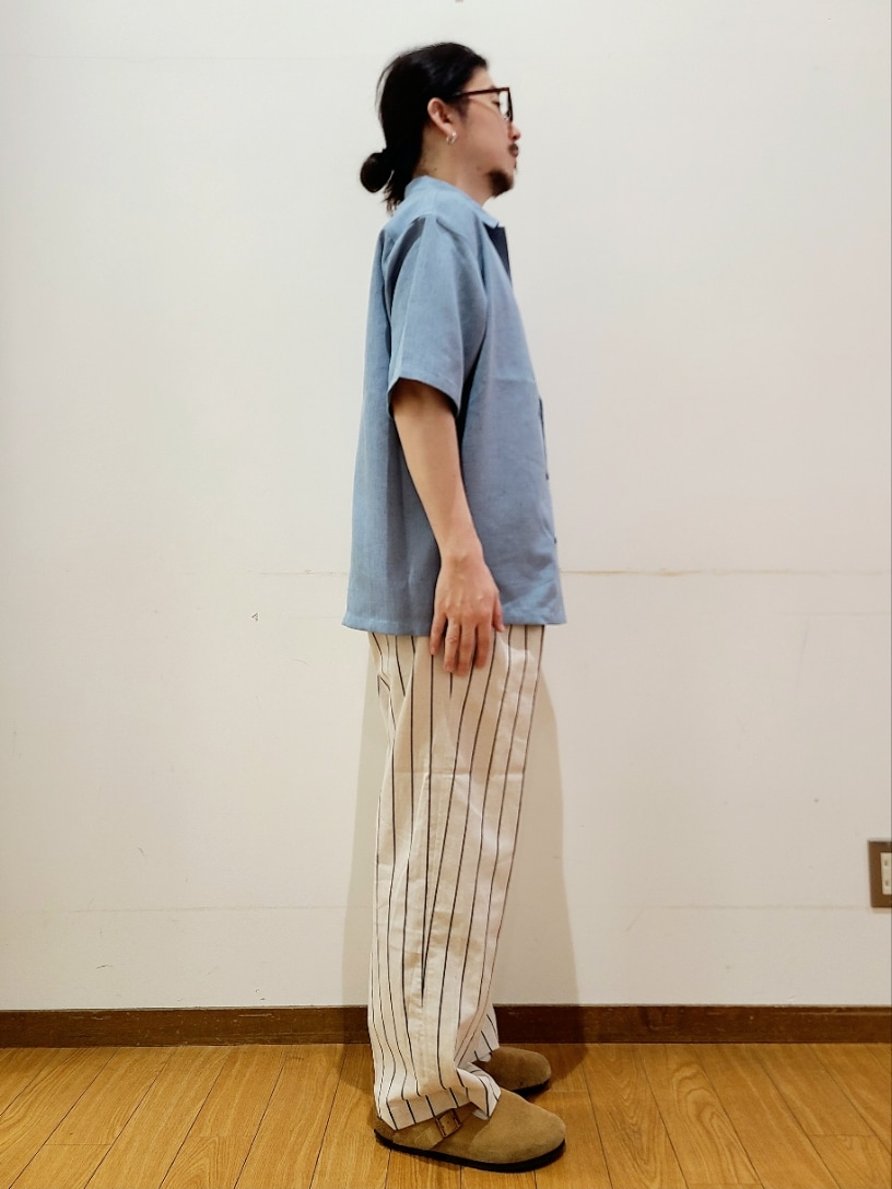 ブルー系のシャツ/ブラウス、ブラック系のTシャツ/カットソー、ホワイト系のその他パンツを着用したメンズの夏コーディネートの2枚目の写真