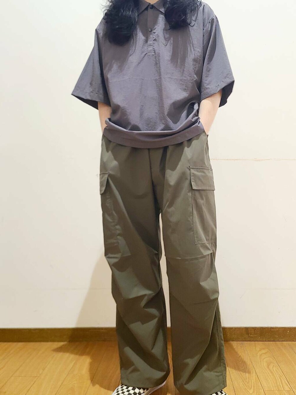 ブラック系のスニーカー、グリーン系のその他パンツ、グレー系のポロシャツを着用したメンズの春コーディネートの5枚目の写真