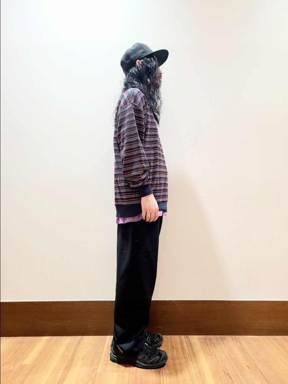 その他のTシャツ/カットソー、ブラック系のその他パンツを着用したメンズの秋コーディネートの2枚目の写真