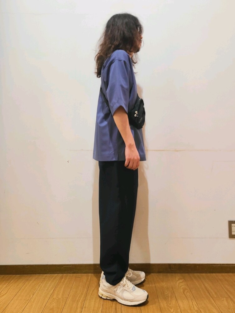 ブルー系のTシャツ/カットソー、ブルー系のその他パンツ、ブラック系のボディバッグ/ウエストポーチを着用したメンズの春コーディネートの2枚目の写真
