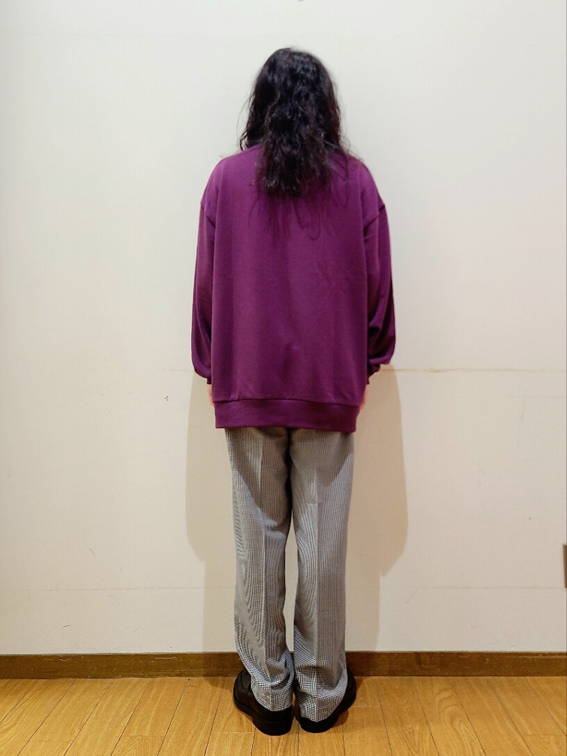 パープル系のスウェット、その他のその他パンツを着用したメンズの秋コーディネートの3枚目の写真