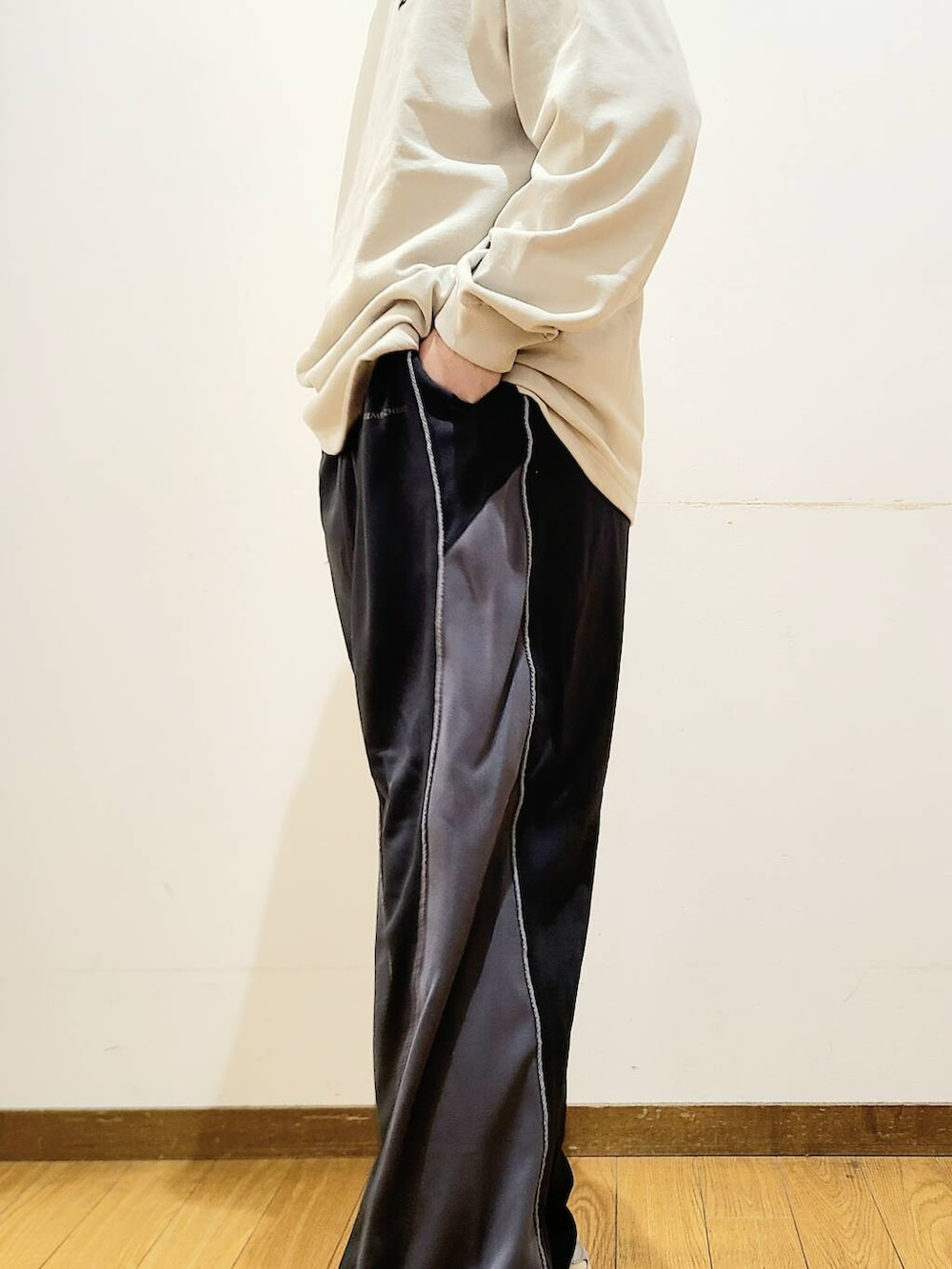 ベージュ系のTシャツ/カットソー、ブラック系のその他パンツを着用したメンズの秋コーディネートの4枚目の写真