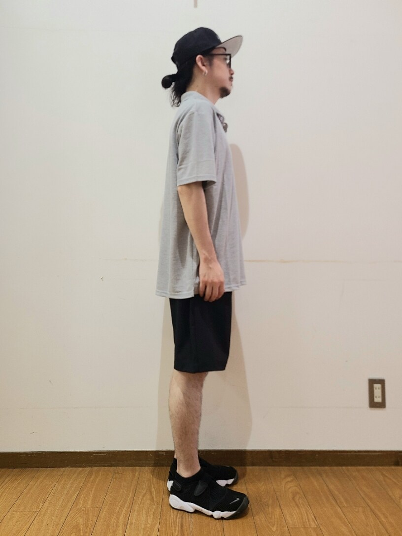 グレー系のポロシャツ、ブラック系のその他パンツ、ブラック系のスニーカーを着用したメンズの夏コーディネートの2枚目の写真