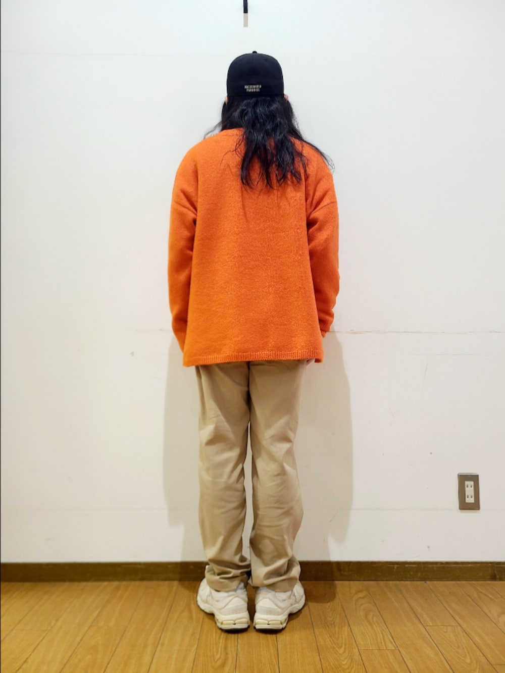 ベージュ系のその他パンツ、オレンジ系のニット/セーターを着用したメンズの冬コーディネートの3枚目の写真