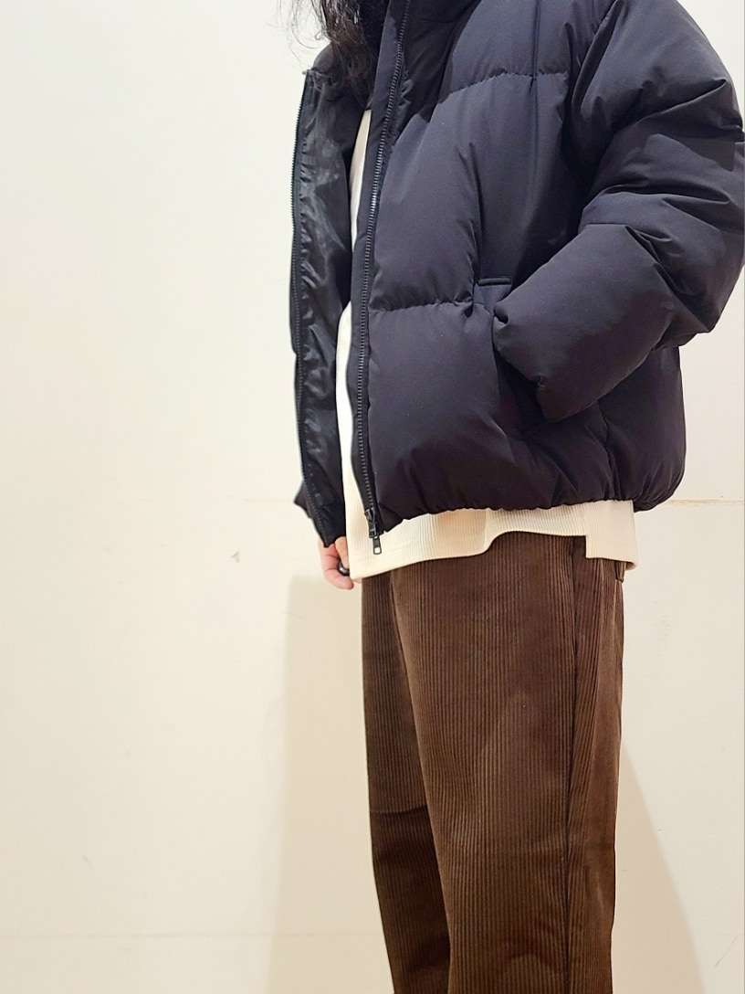 ブラック系のダウンジャケット/コート、ホワイト系のTシャツ/カットソー、ブラウン系のその他パンツを着用したメンズの冬コーディネートの5枚目の写真