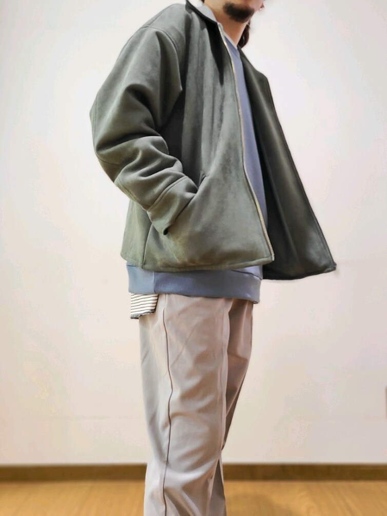 ブルー系のスウェット、グレー系のその他パンツを着用したメンズの冬コーディネートの7枚目の写真