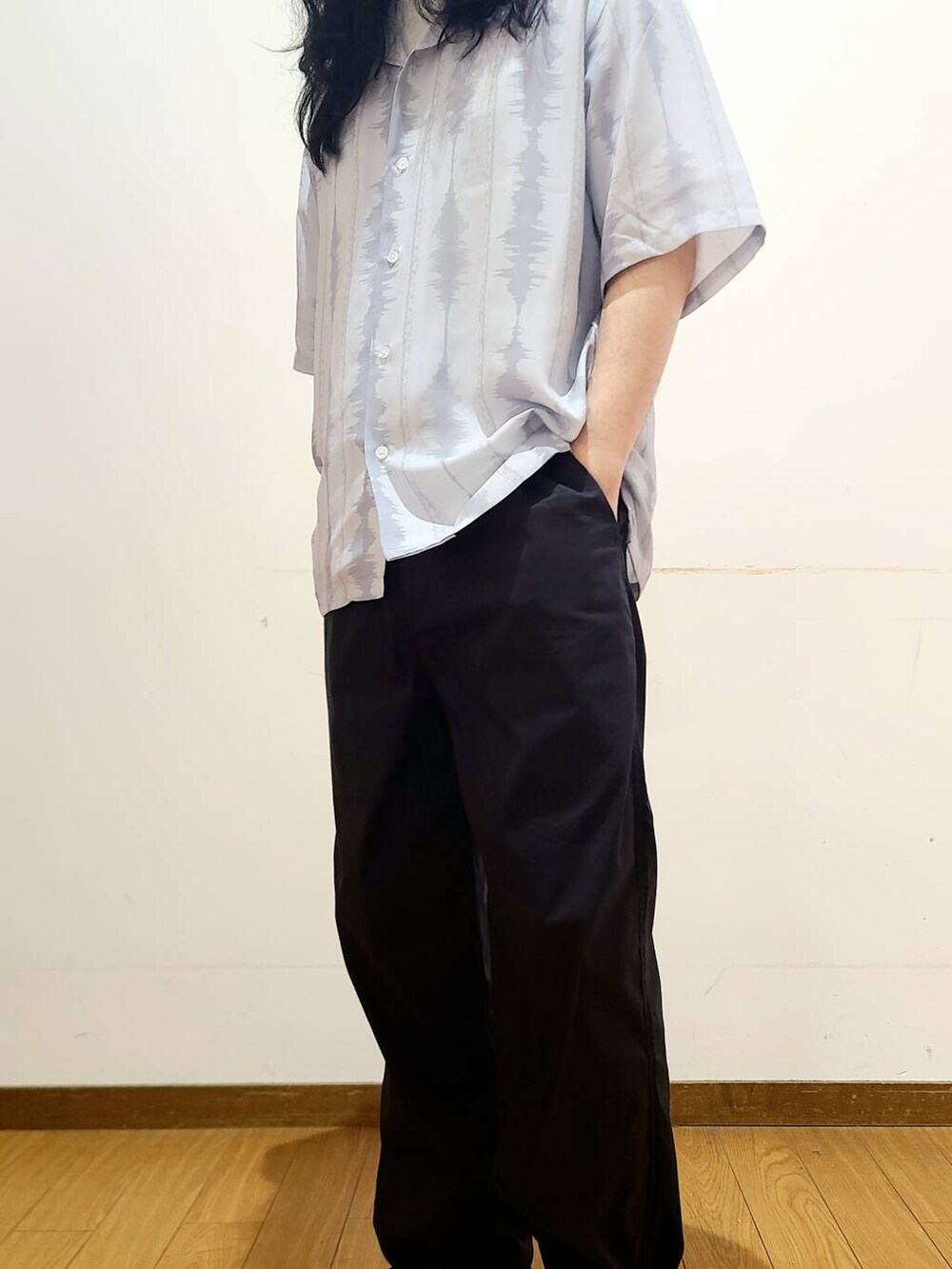 ホワイト系のTシャツ/カットソー、グレー系のシャツ/ブラウスを着用したメンズの春コーディネートの5枚目の写真