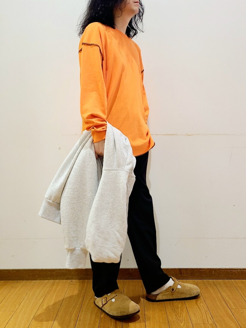 ベージュ系のサンダル、グレー系のパーカー、オレンジ系のTシャツ/カットソーを着用したメンズの秋コーディネートの5枚目の写真