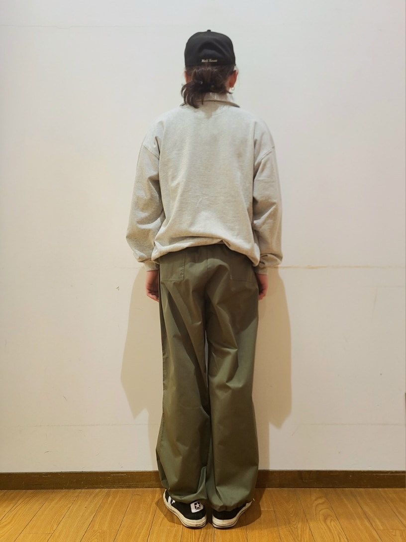 グレー系のスウェット、グリーン系のカーゴパンツ、グレー系のメガネを着用したメンズの春コーディネートの3枚目の写真