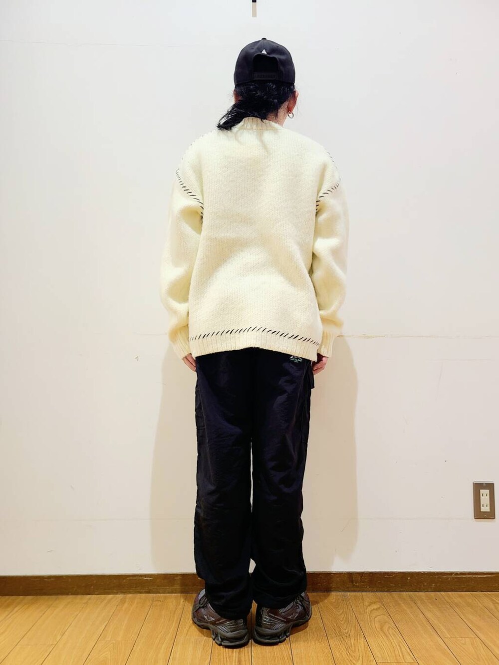 ブラック系のその他パンツ、ホワイト系のニット/セーターを着用したメンズの冬コーディネートの3枚目の写真