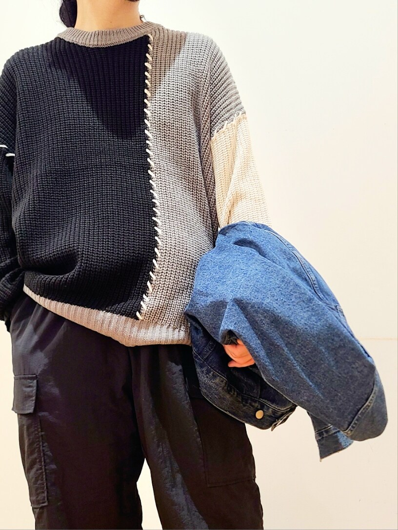 ブラック系のニット/セーター、ブラック系のその他パンツ、ブラック系のキャップを着用したメンズの秋コーディネートの7枚目の写真